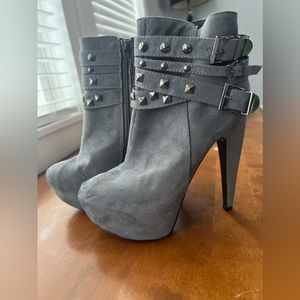 Grey heels didn’t wear outside just try on